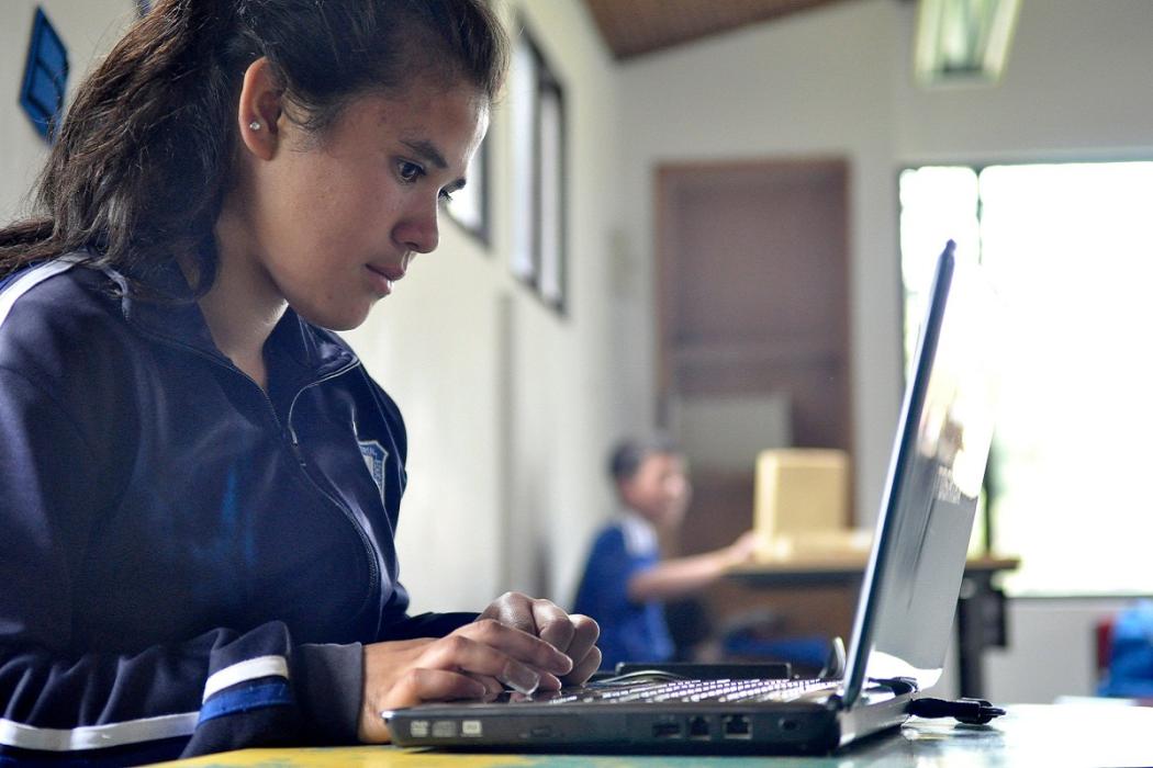 Entrega de tabletas y computadores en colegios de Bogotá