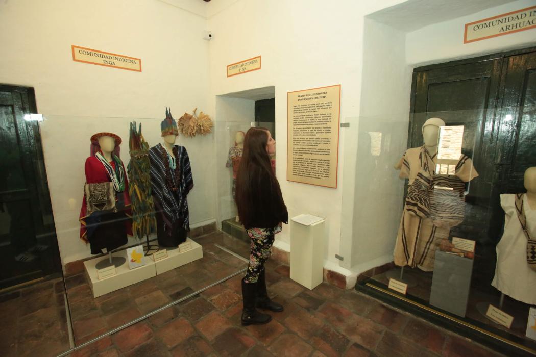 Mujer observa los objetos del Museo de Trajes en Bogotá.