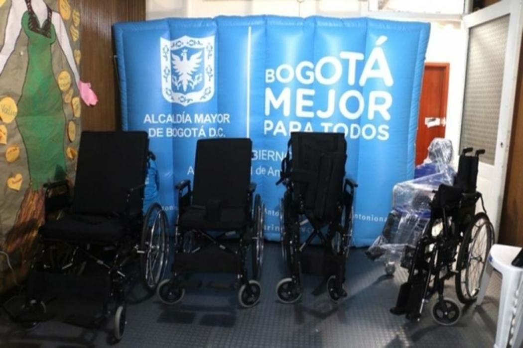 Entrega de ayudas técnicas a ciudadanos en condición de discapacidad en la localidad de Suba.