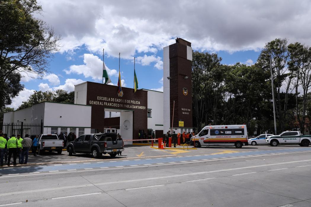 Imagen de la entrada de la Escuela de Cadetes General Santander con presencia de organismos de emergencia tras el atentado del ELN del 17 de enero de 2019