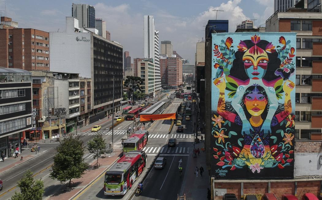 Grafitti gigante en muro de edficio con motivos precolombianos en la carrera 10 con calle 22