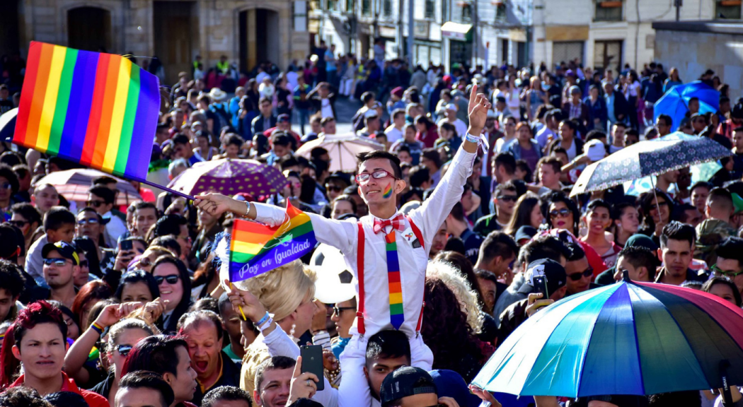 Persona del sector LGBTI participa en la marcha por el orgullo.