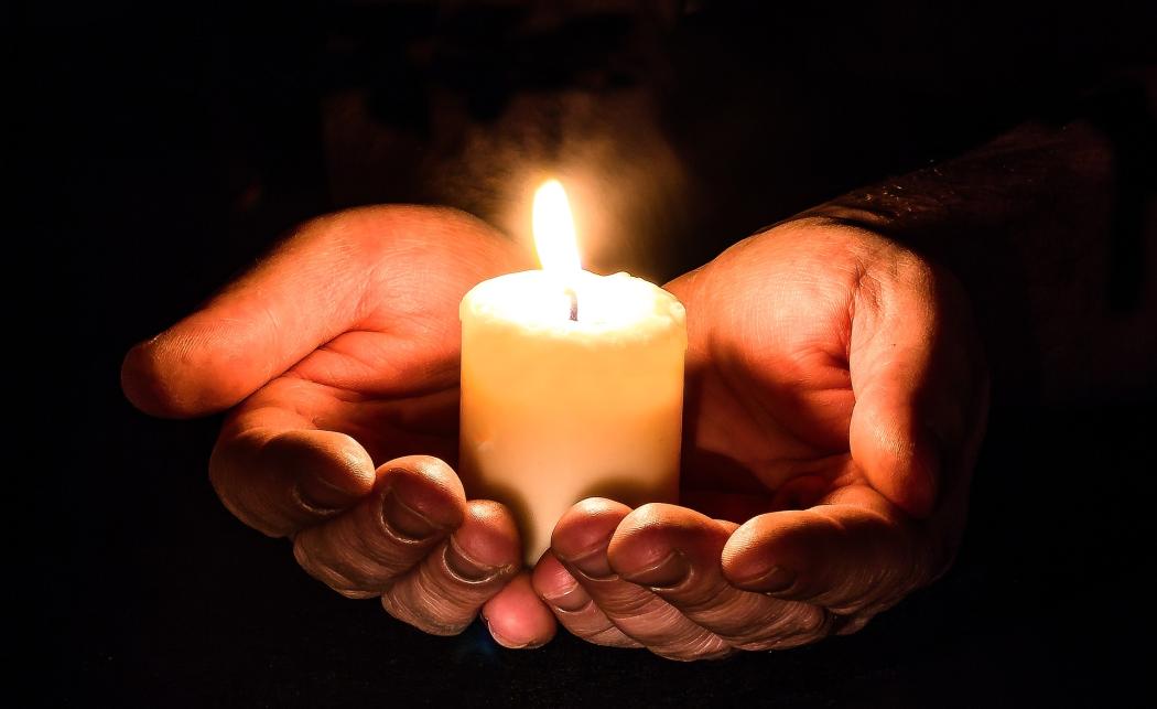 imagen de unas manos sosteniendo una vela