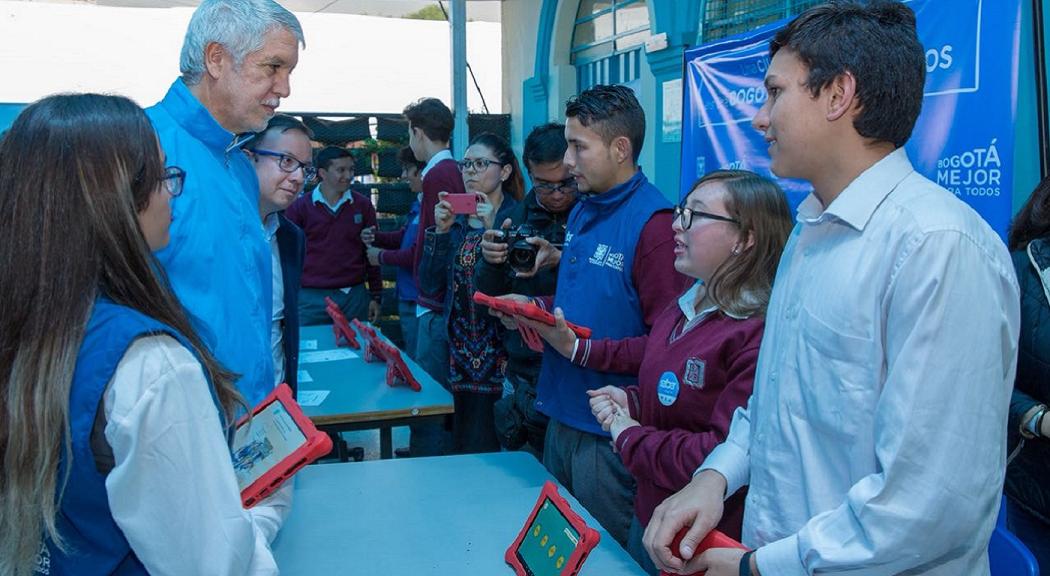 Más tabletas y computadores para los colegios de la ciudad 