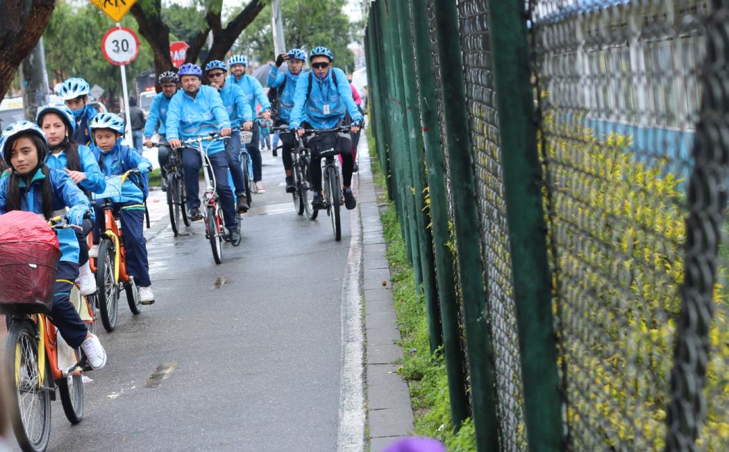 El secretario de movilidad junto a un grupo de niños montando bicicleta por una cicloruta 