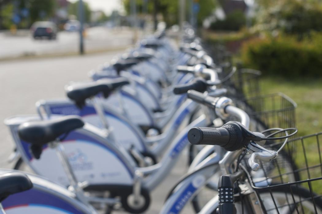 Una fila de bicicletas azules paqueadas en orden 