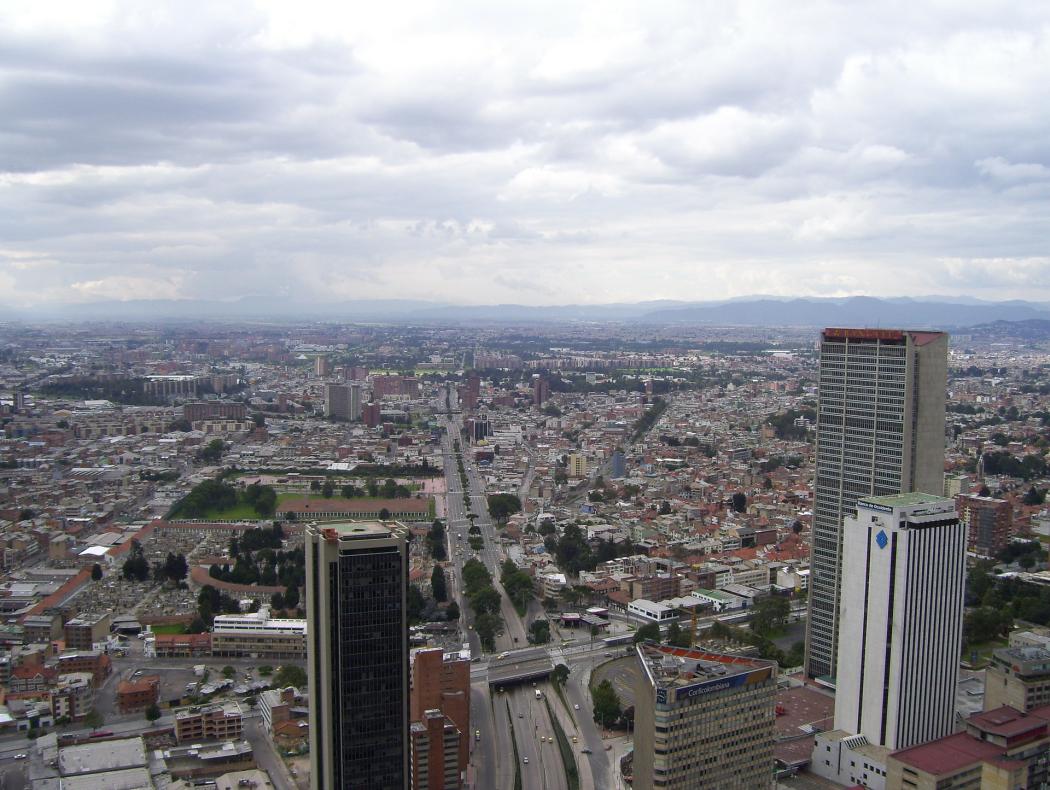 Una foto panorámica de la ciudad de Bogotá, se observan varias edificios y toda la edificación detrás