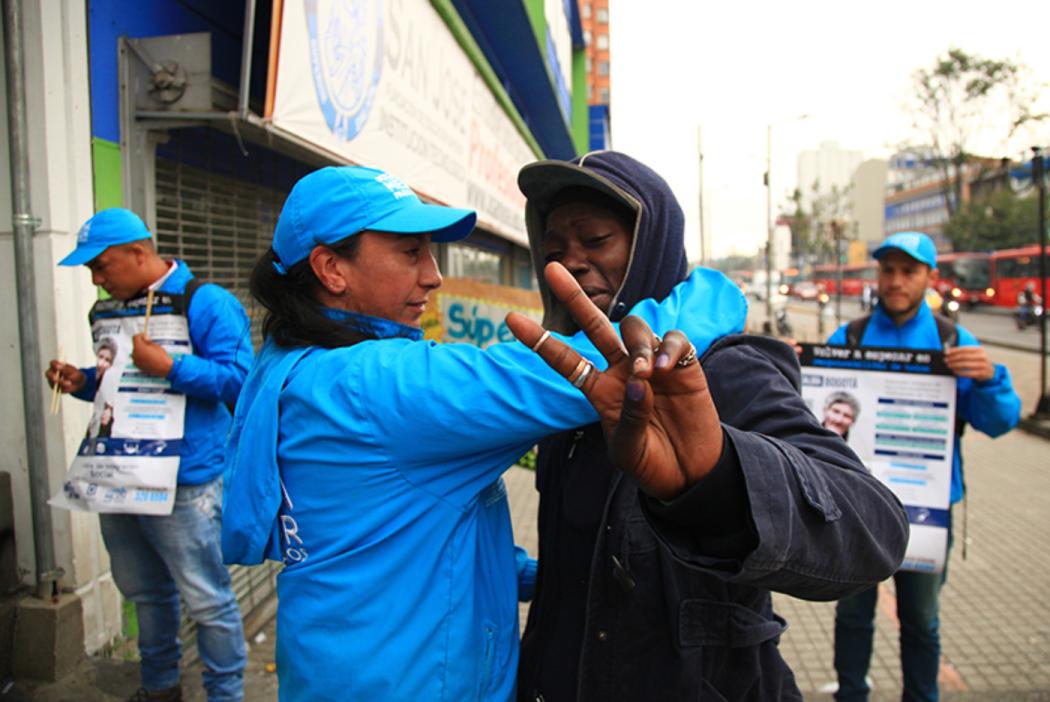 Habitante de calle abrazando a funcionario de la secretaría de integración social 