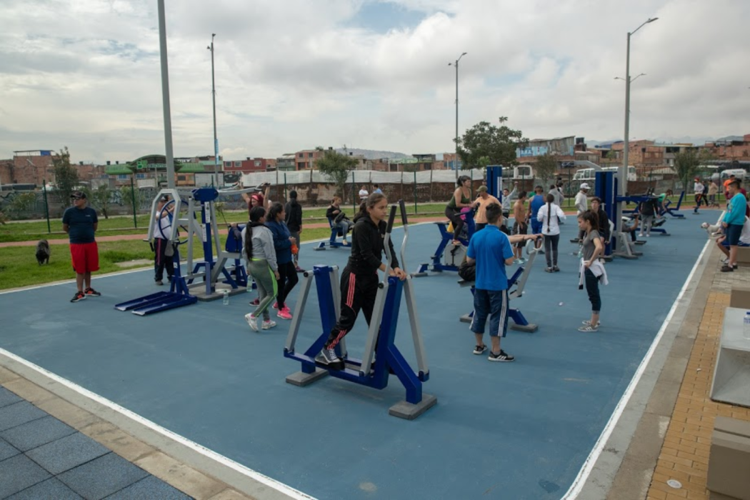 Varias personas disfrutan de la zona de ejercicio en el parque La Esperanza en Bosa