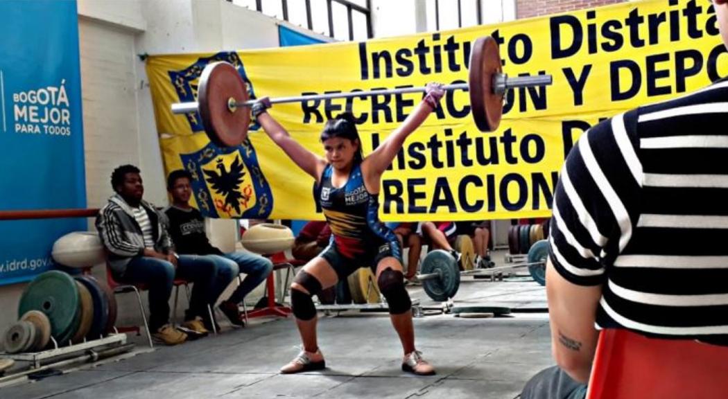 Meely Villamizar, egresada del colegio Carlos Pizarro León Gómez campeona nacional en levantamiento de pesas sub 17 - Foto: Secretaría de Educación.