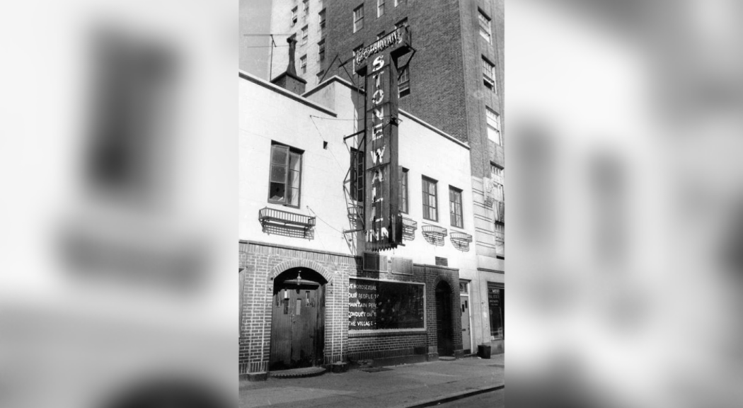 Foto en blanco y negro de la facha del bar Stonewall en Nueva York.