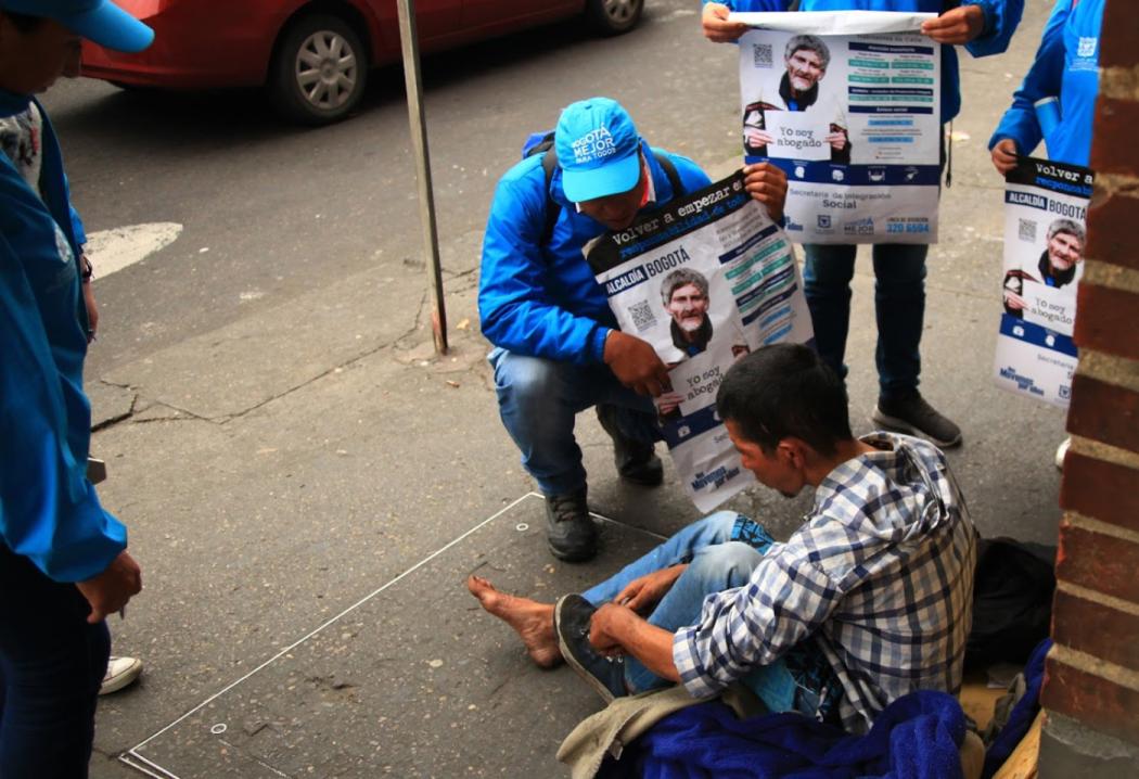 Ángeles azules ayudando a un habitante de calle 