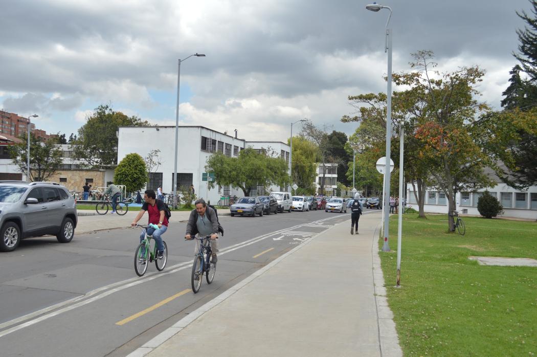 Ciudadanos transitando en Bogotá capital mundial de la bici 