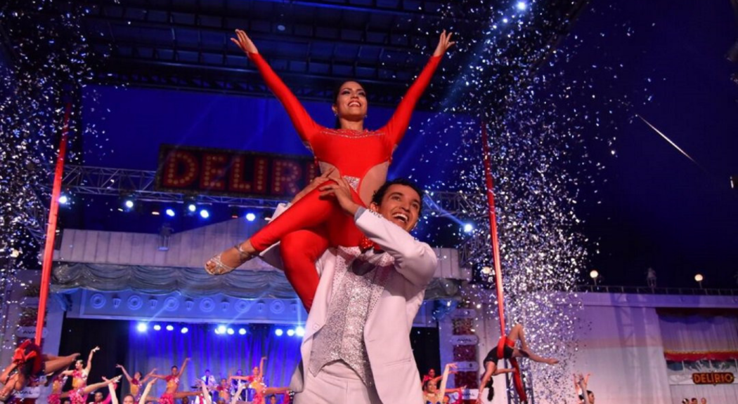 Una pareja de la compañía de danza caleña Delirio hace una acrobacia en medio de su presentación.