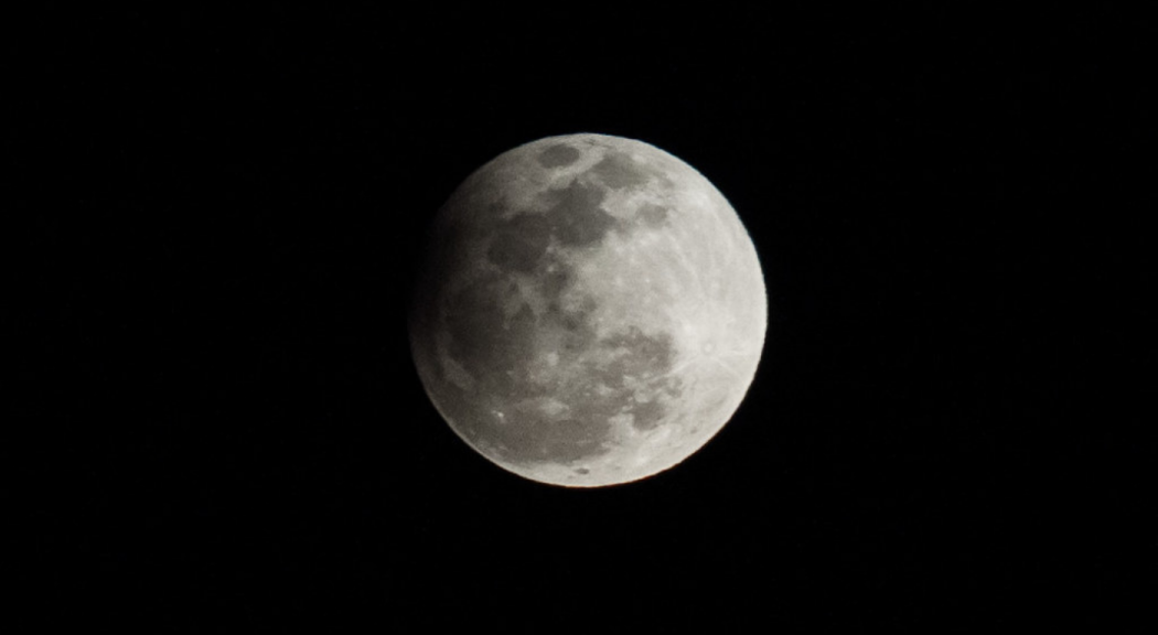 Luna en estado de eclipse parcial.
