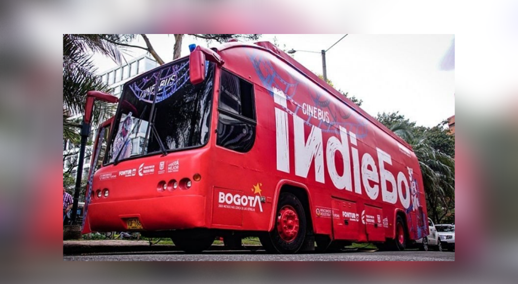 Asi luce el Indiebus, un vehículo rojo que se desplaza por la calles de Bogotá para llevar cine a plazas y parques.