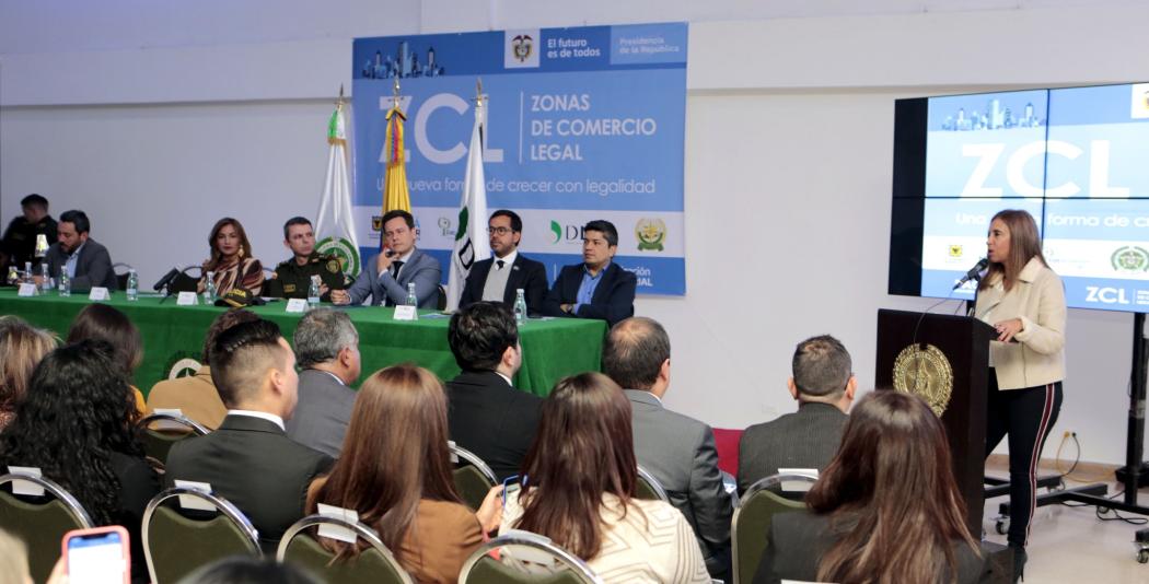 Evento de firma del Pacto por la Legalidad para sectores empresariales de San Andresito en Bogotá 