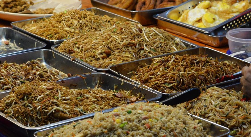 Platos de comida asiática exhibidos en un festival gastronómico.