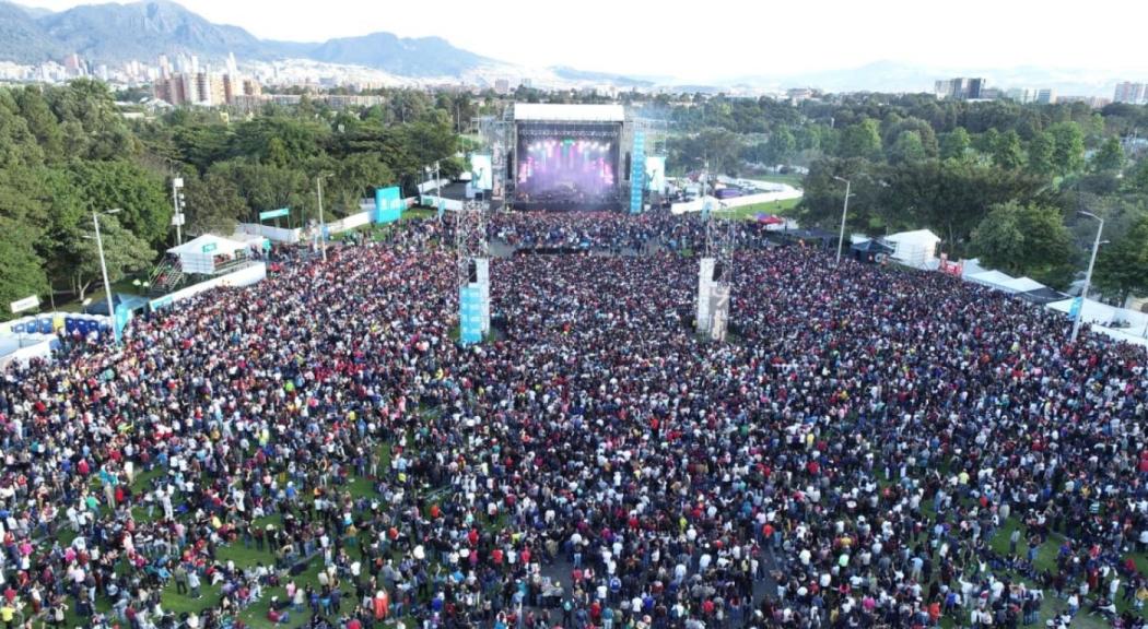 Panorámica de concierto con gran multitud de personas en el Parque Simón Bolívar.