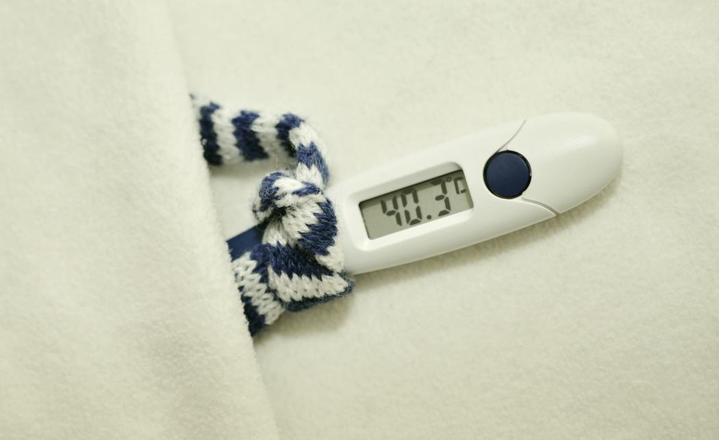 Imagen que muestra un termómetro que indica alta temperatura corporal