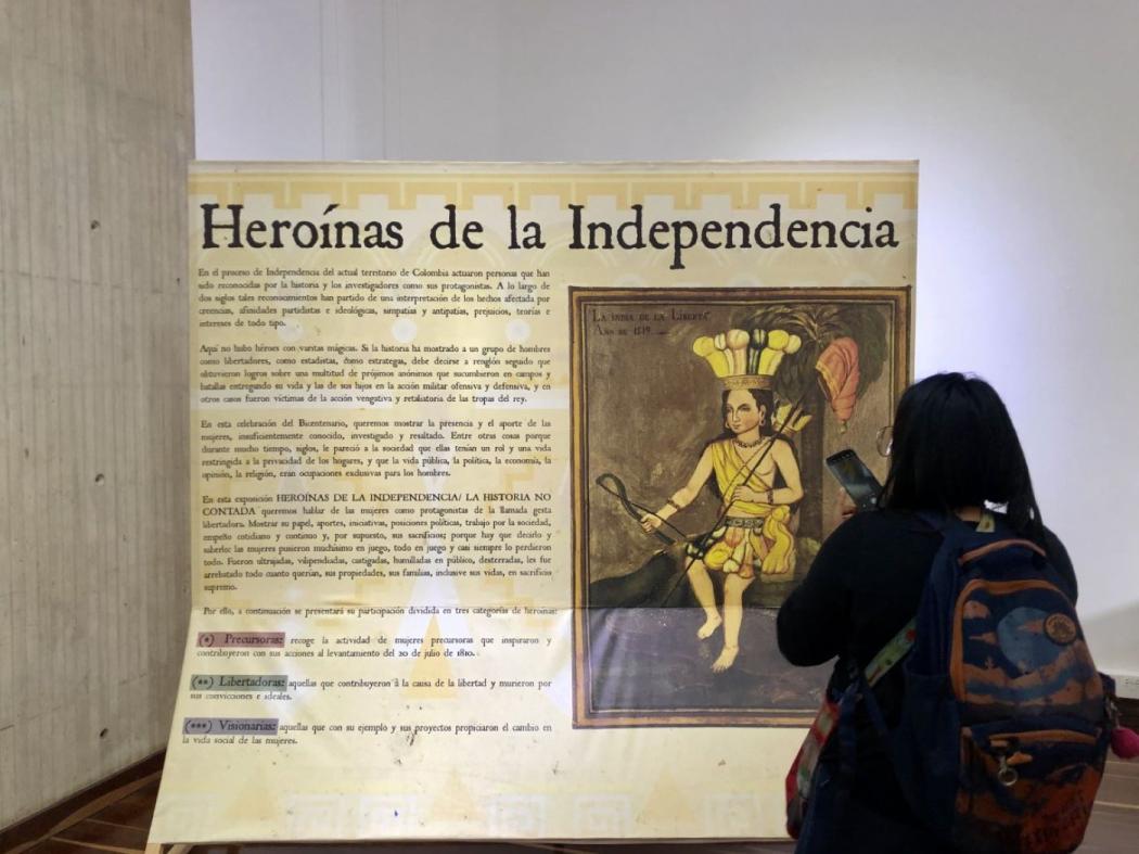 Imagen de una mujer observando la exposición Heroínas de la Independencia
