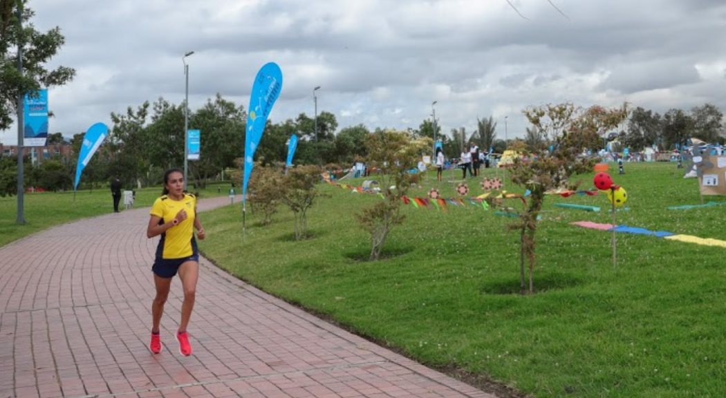 Una mujer trota en una de las pistas del parque Simón Bolívar.