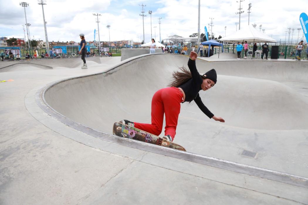 Imagen de una mujer practicando skate