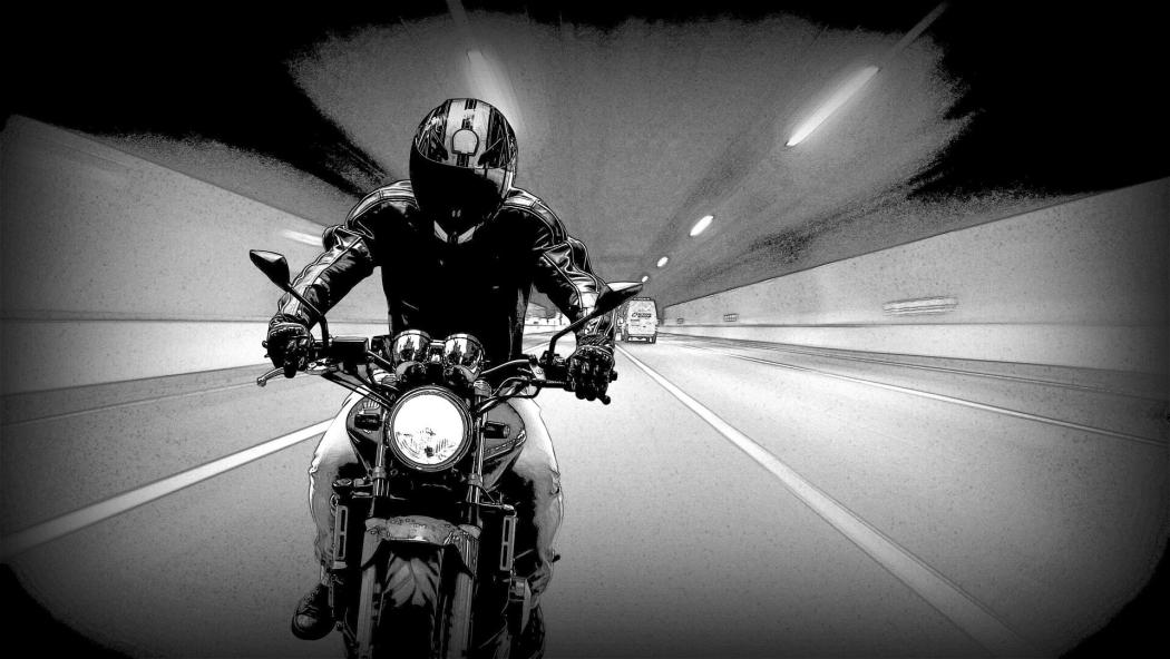 Imagen de un motociclista andando en la vía