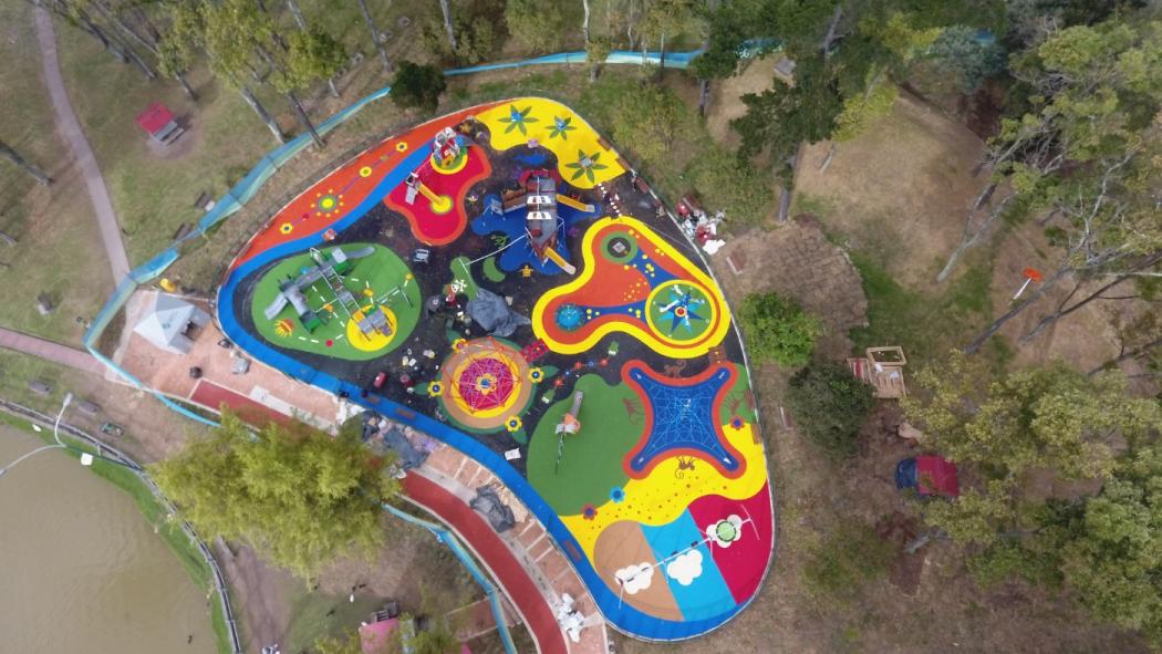 Nueva zona de juegos infantiles en el Parque de Los Novios en Bogotá