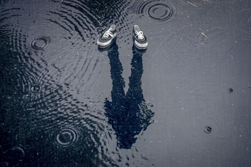 Imagen de zapatos en el agua