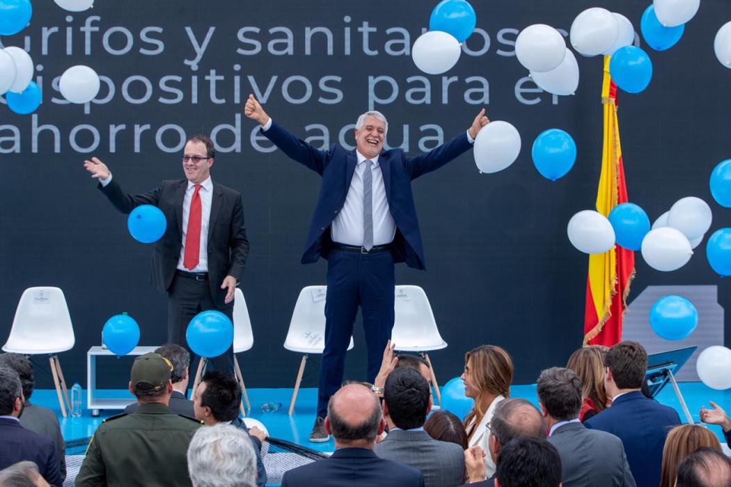 El alcalde de Bogotá, Enrique Peñalosa, y el gerente de la empresa Metro, Andrés Escobar, celebran la adjudicación del metro. 
