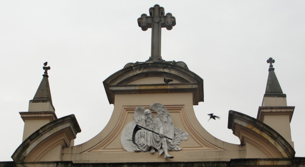 Foto de la fachada del Cementerio Central, donde se resalta una escultura.