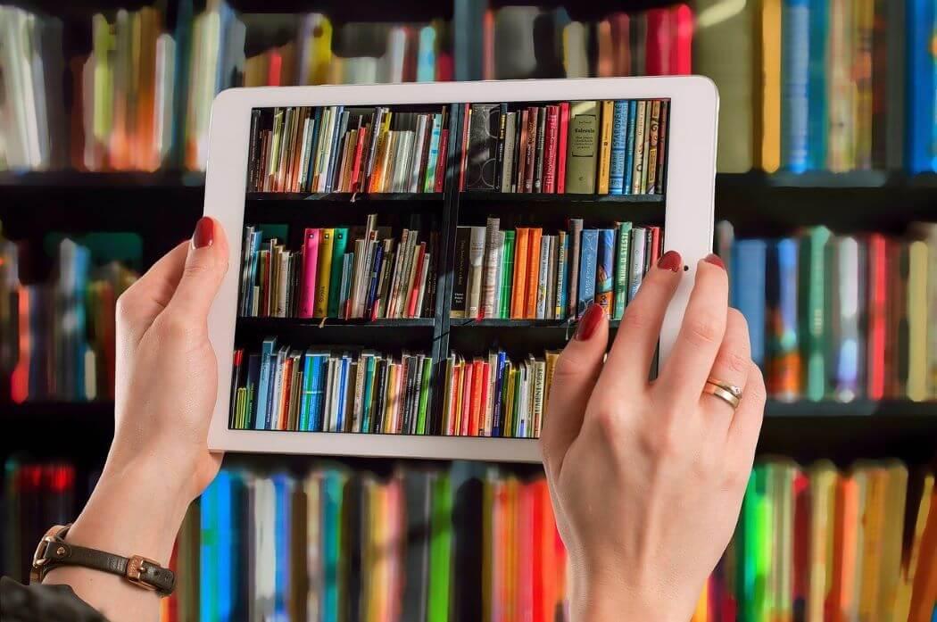 Imagen de una tablet con libros de biblioteca