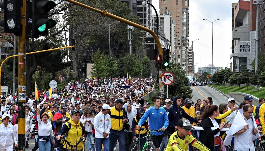 Alto tráfico vehícular durante una marcha en Bogotá.