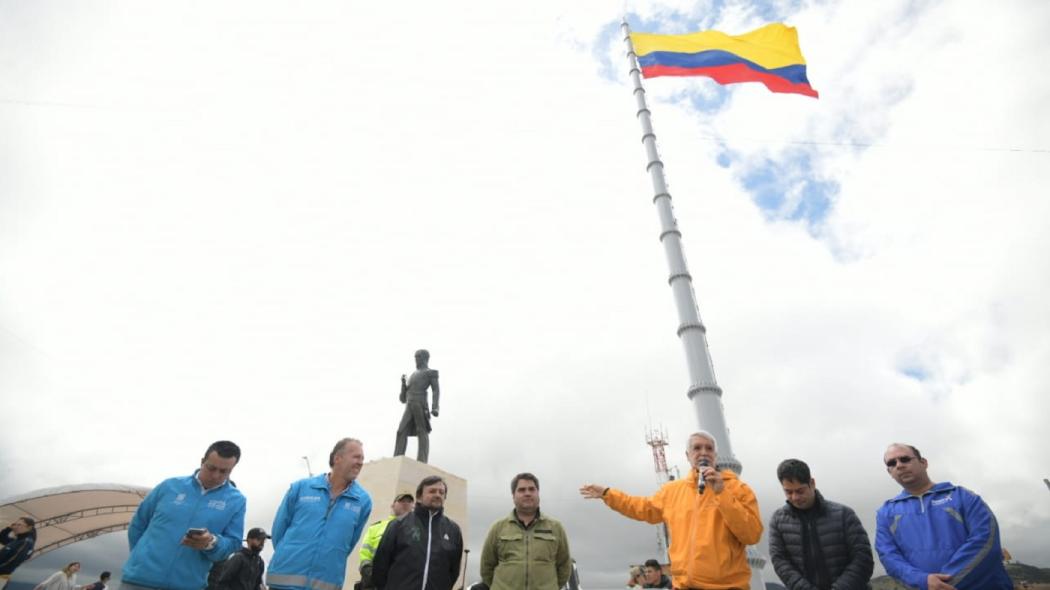 Alcalde Peñalosa iza la bandera más grande de Colombia en Ciudad Bolívar