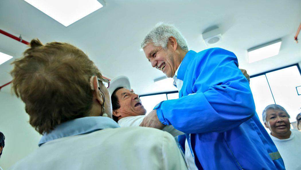El alcalde Enrique Peñalosa visita a personas mayores del Centro Día Quiroga.