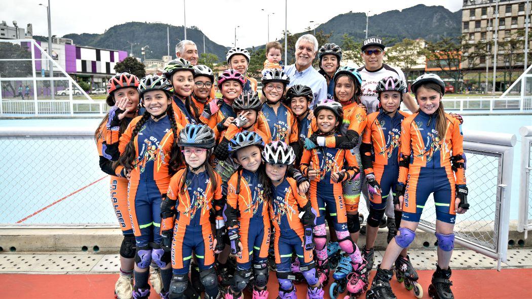 El Alcalde de Bogotá, Enrique Peñalosa, acompañado por decenas de niños y niñas deportistas en la inauguración del parque Tercer Milenio.