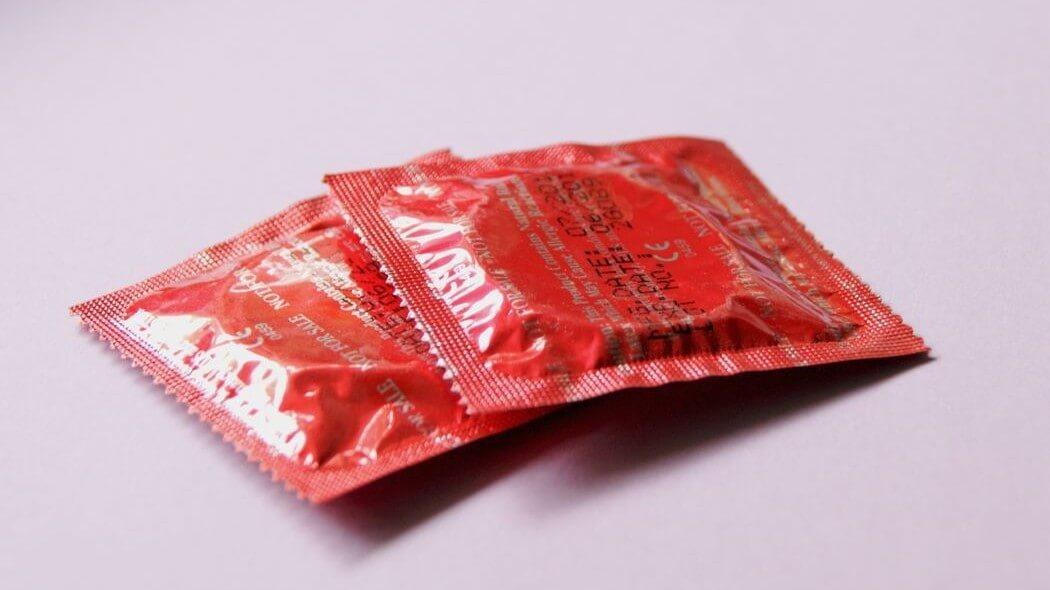 Imagen de dos condones en un empaque de color rojo