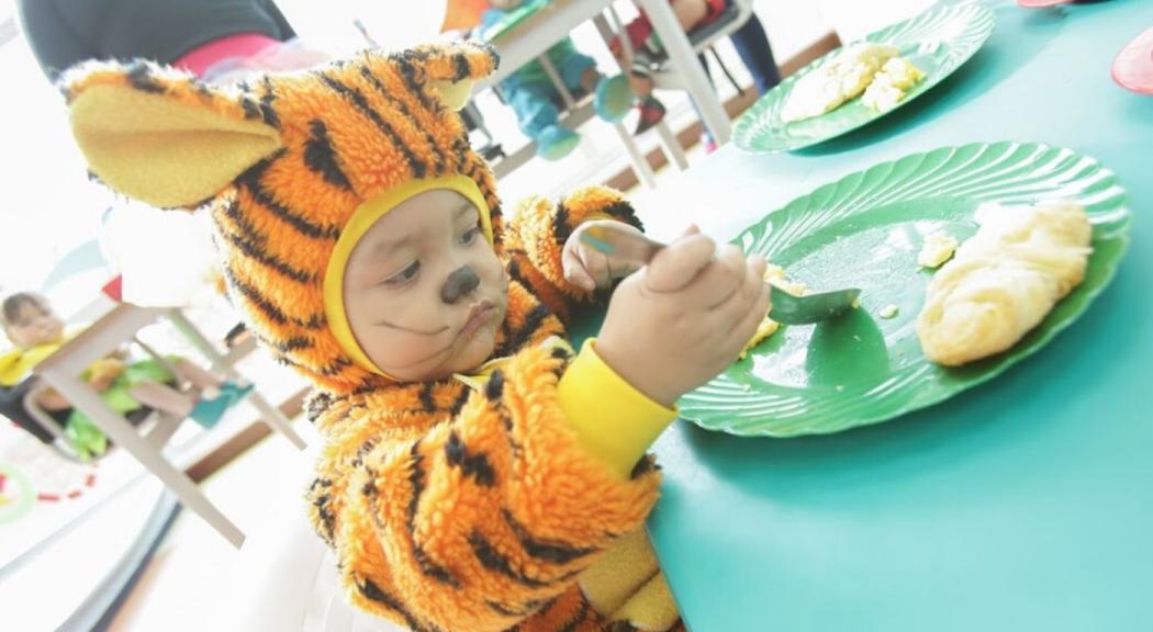Un niño pequeño comiendo.