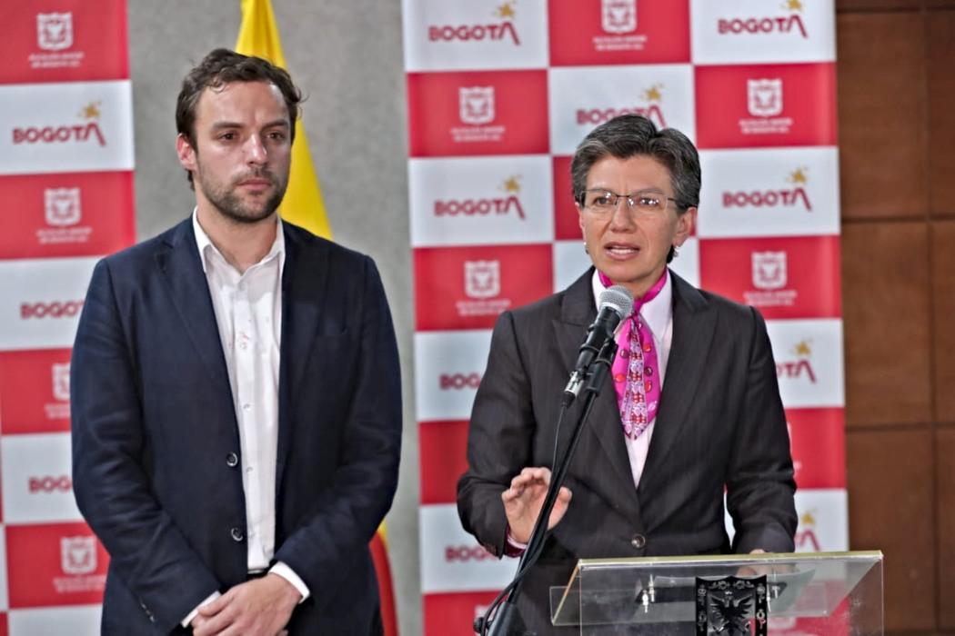 Claudia López, alcaldesa de Bogotá, y Luis Ernesto Gómez, secretario de Gobierno, en rueda de prensa en la Alcaldía de Bogotá.
