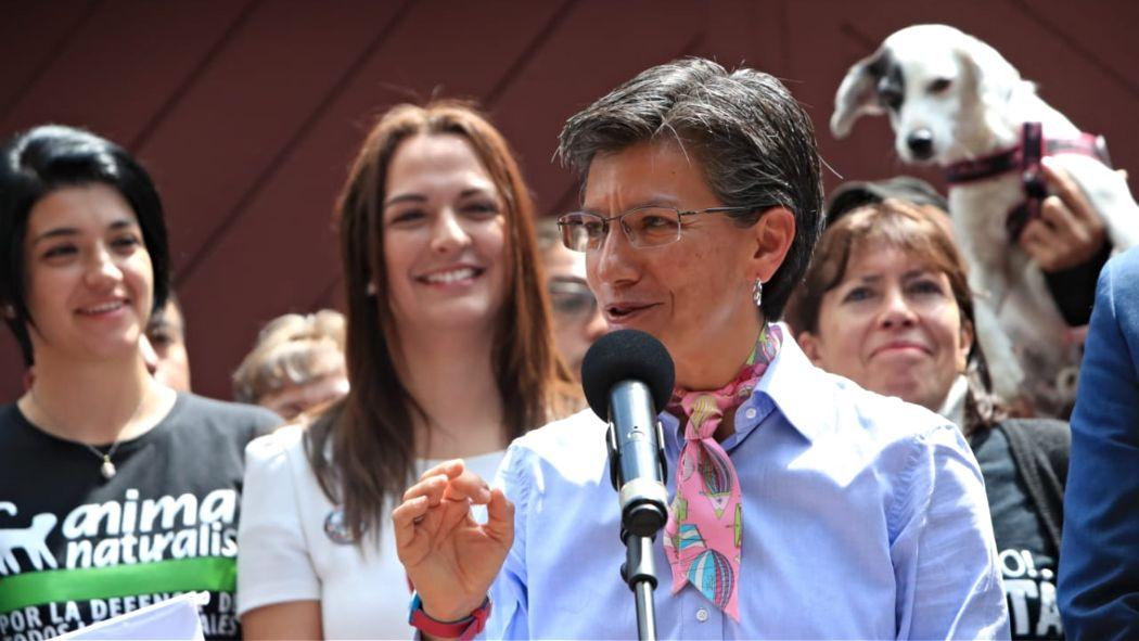 La alcaldesa Claudia López anuncia que promueve la fiesta no brava desde la plaza de toros la Santamaría. 
