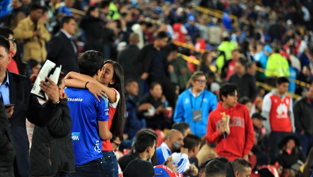 Pareja se besa en medio de partido de fútbol en El Campín.