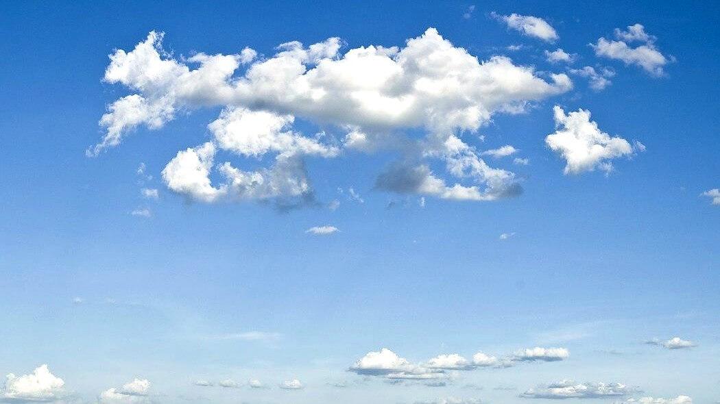 Imagen de un cielo azul con nubes 