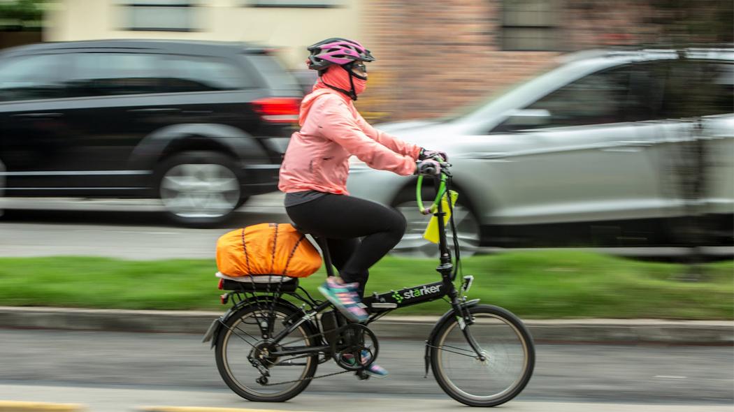 Foto de una mujer en bicicleta