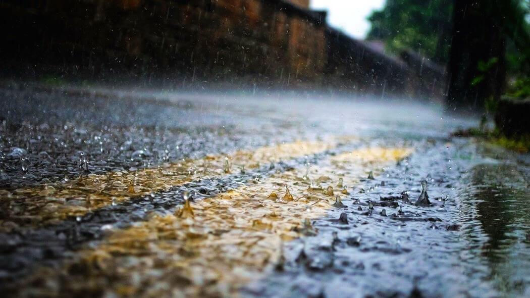 Imagen de la lluvia cayendo en el piso 