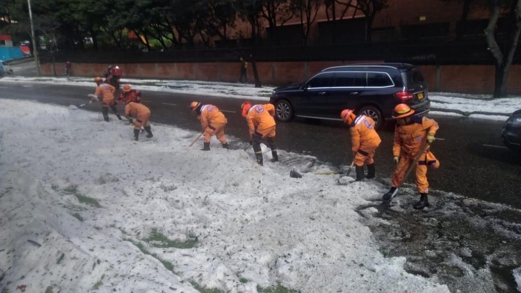Emergencias por lluvias en Bogotá. Acumulación de granizo en las calles.