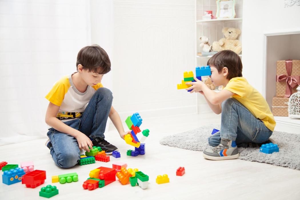 niños jugando a los bloques en casa