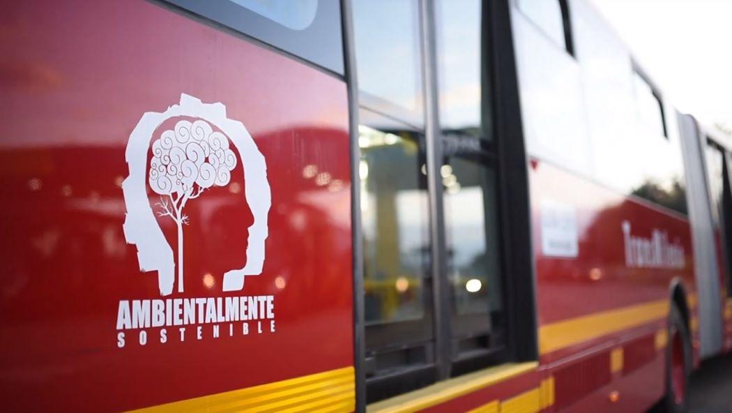 Imagen de un bus de TranMilenio a gas 