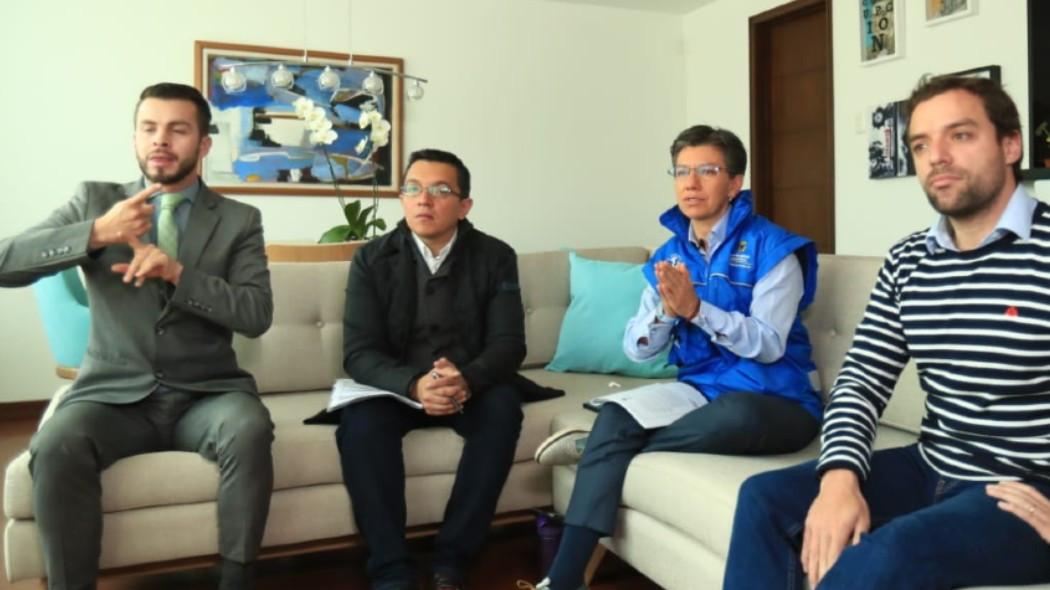 Fotografía de la alcaldesa durante la rueda de prensa, acompañada de algunos funcionarios