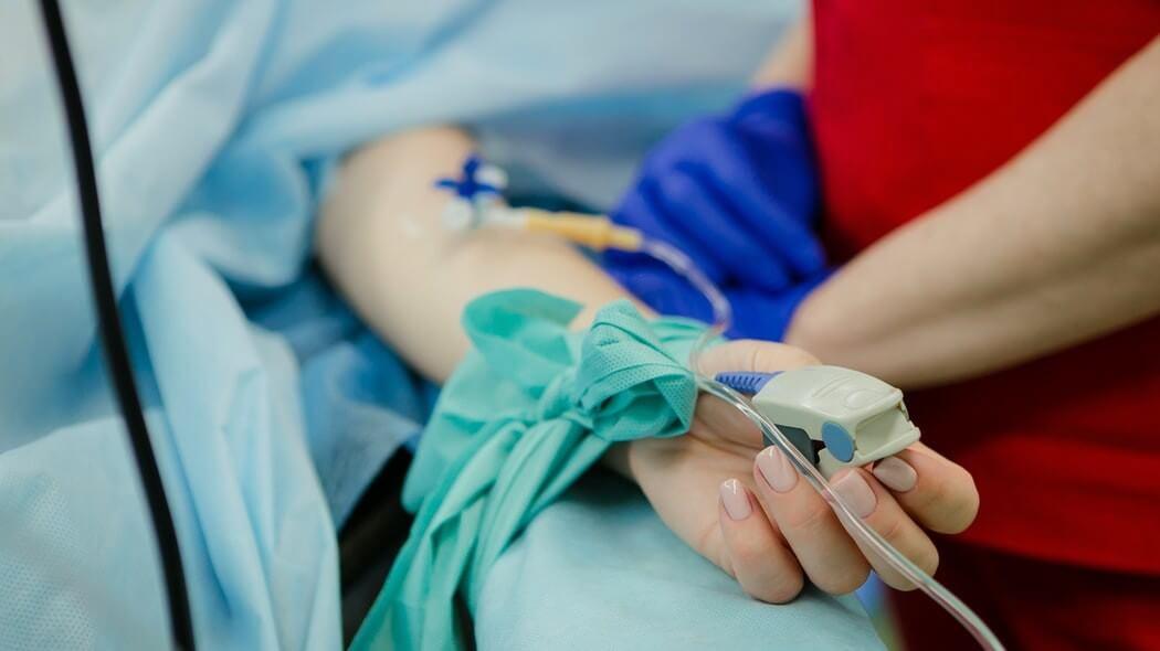 Imagen del brazo de una persona recibiendo suero intravenoso.